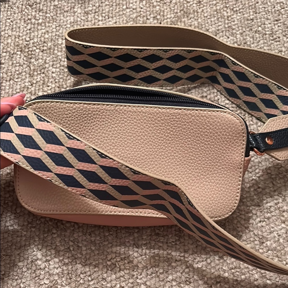 Elegant Pink Crossbody Bag - Picture 7 of 7